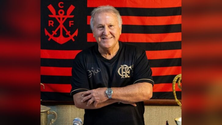 Zico posa diante de uma bandeira do Flamengo