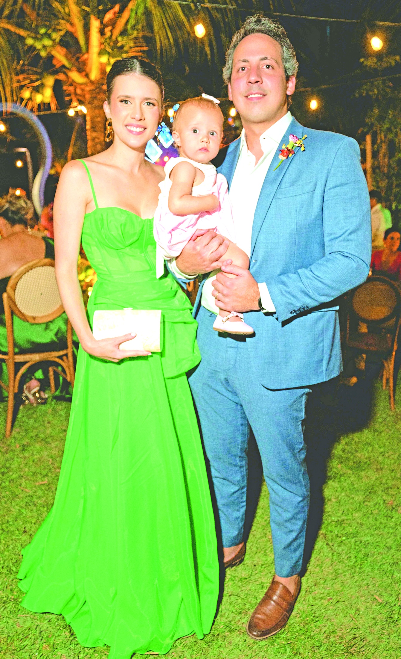 Fernanda Fernandes e Victor Aracaty com uma criança no casamento