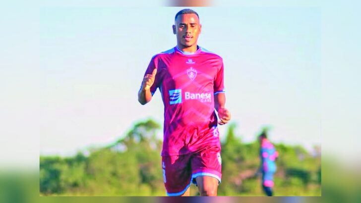 Denilson em fotografia de divulgação de sua chegada ao América