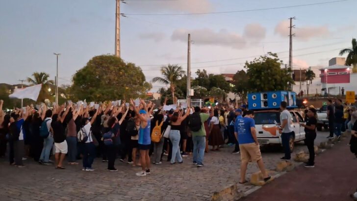 Manifestantes reunidos nas imediações da UFRN durante ato político