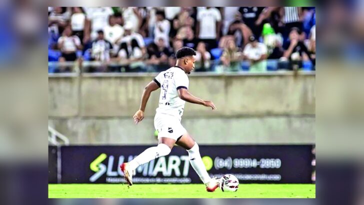 Jogador do ABC com a bola durante partida