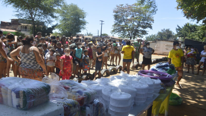 Voluntários distribuem alimentos a pessoas atendidas por ação solidária no RN