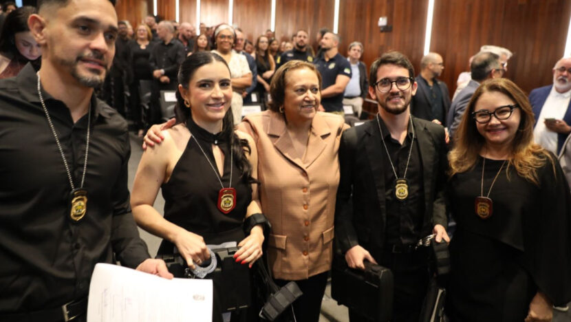 Governadora Fátima Bezerra e delegada-geral Ana Cláudia Saraiva com novos servidores da Polícia Civil