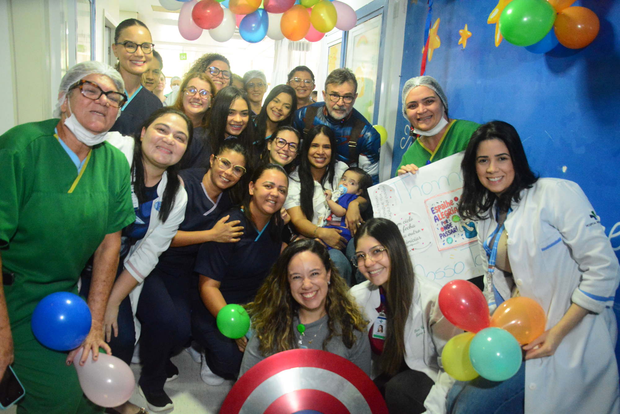 Thomas com familiares e profissionais da equipe do Hospital Rio Grande