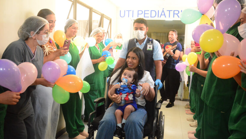 Thomas no colo da mãe durante despedida organizada pela equipe do Hospital Rio Grande