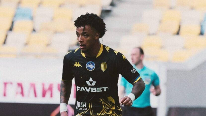 Klayver em campo com o uniforme preto e amarelo do Rukh Lviv
