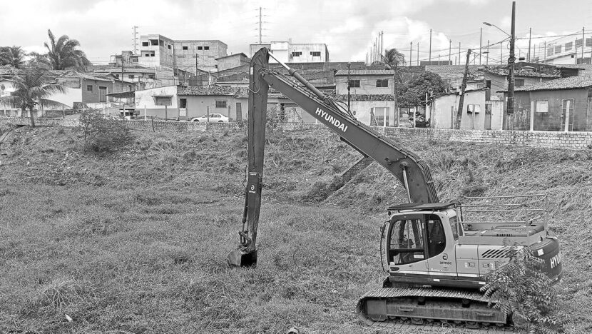 Máquina realiza manutenção na lagoa de captação do Pedro, na Zona Norte de Natal