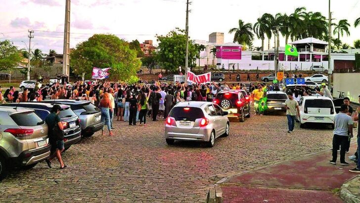 Manifestantes e veículos nas imediações do Setor de Aulas IV da UFRN