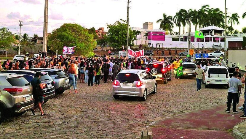 Manifestantes e veículos nas imediações do Setor de Aulas IV da UFRN