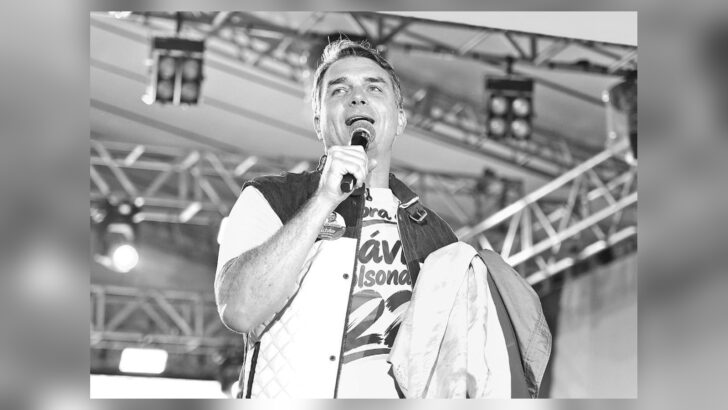 Flávio Bolsonaro fala ao microfone durante evento