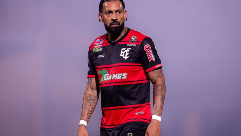 Everton Heleno com o uniforme rubro-negro do Flamengo-PI