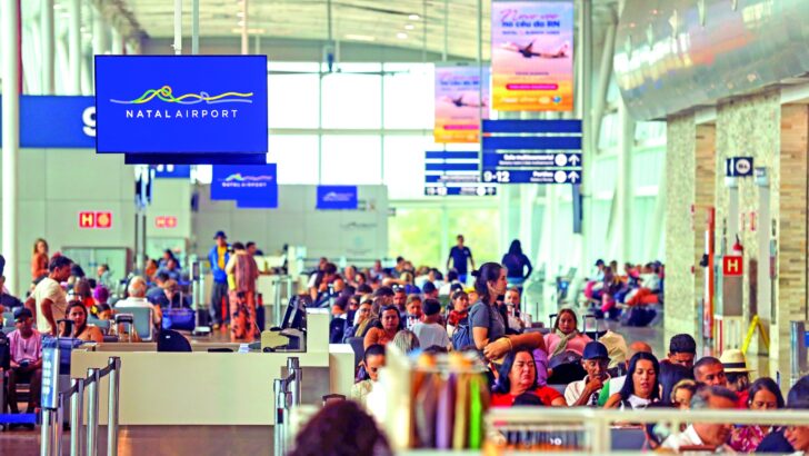 Passageiros aguardam no saguão do Aeroporto Internacional de Natal