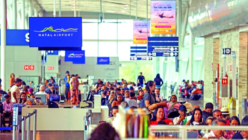 Passageiros aguardam no saguão do Aeroporto Internacional de Natal