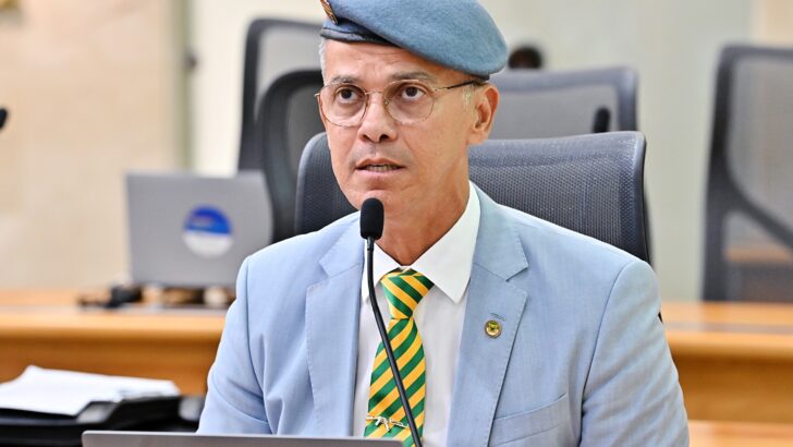 Coronel Azevedo fala ao microfone durante sessão na Assembleia Legislativa