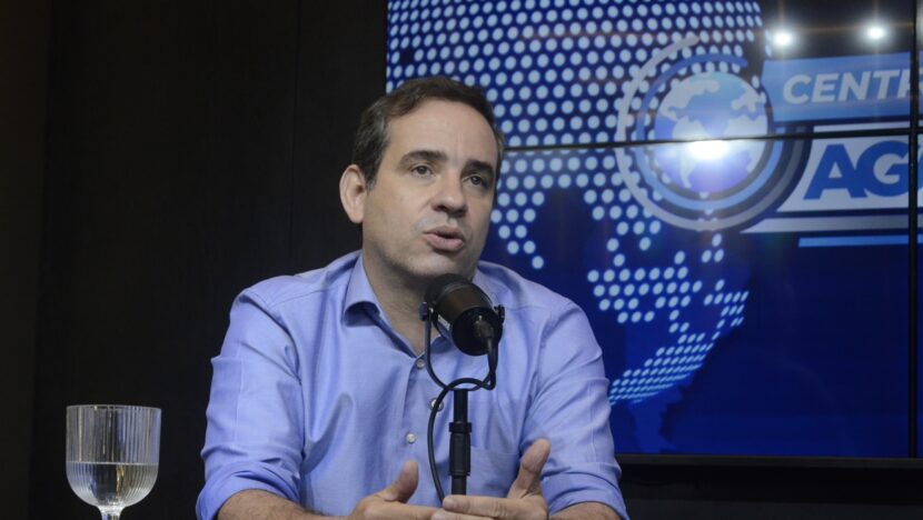 Cadu de Lula fala ao microfone em entrevista à TV Agora RN