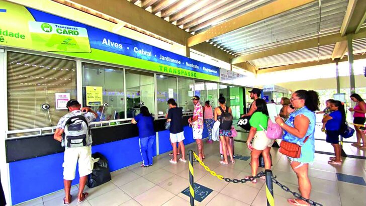 Passageiros procuram atendimento nos guichês da Transpasse na rodoviária
