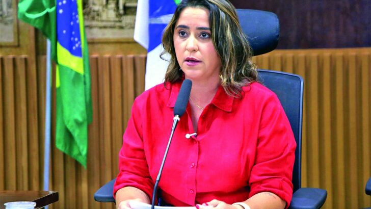 Samanda de Lula fala ao microfone em sessão legislativa