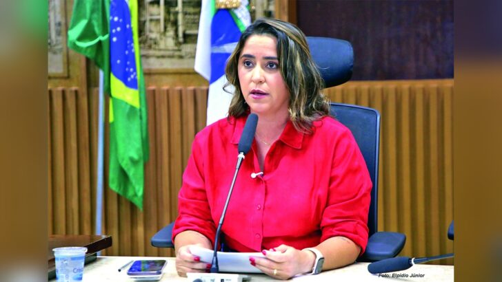 Samanda de Lula fala ao microfone em sessão legislativa