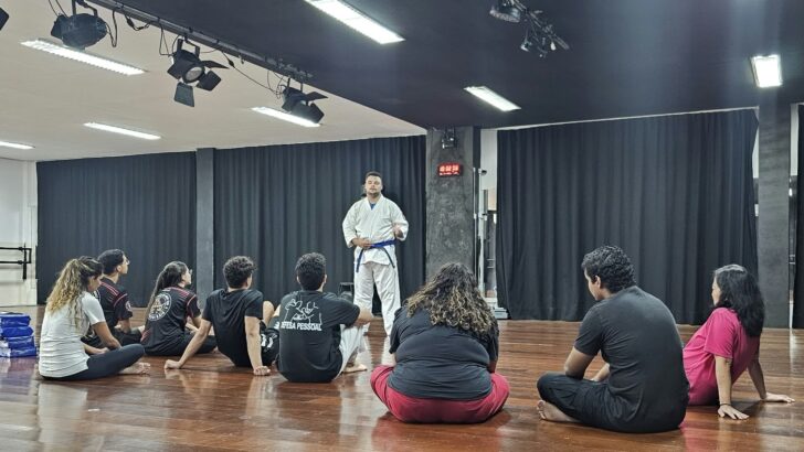 Participantes acompanham aula de defesa pessoal em espaço da Uern