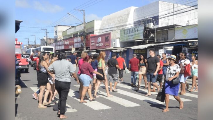Pedestres atravessam rua na região comercial do bairro Alecrim em Natal