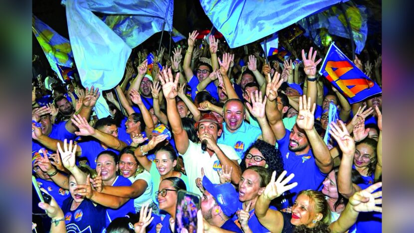 Allyson Bezerra entre apoiadores com bandeiras durante mobilização de campanha