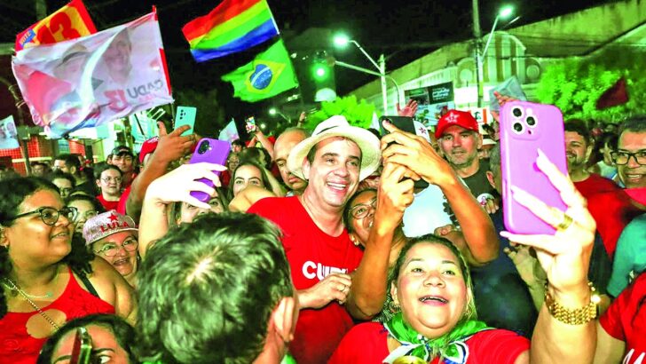 Cadu de Lula cercado por apoiadores em ato de campanha