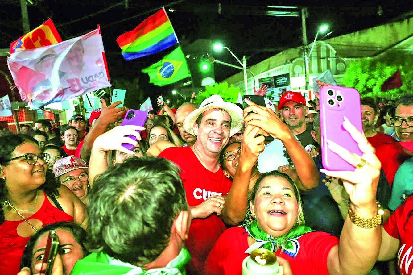 Cadu de Lula entre apoiadores durante mobilização de campanha em Caicó