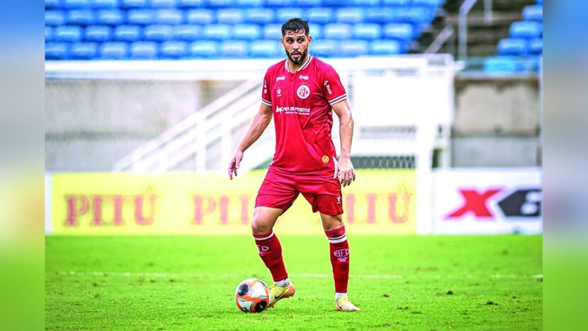 Coppetti conduz a bola com uniforme vermelho do América de Natal