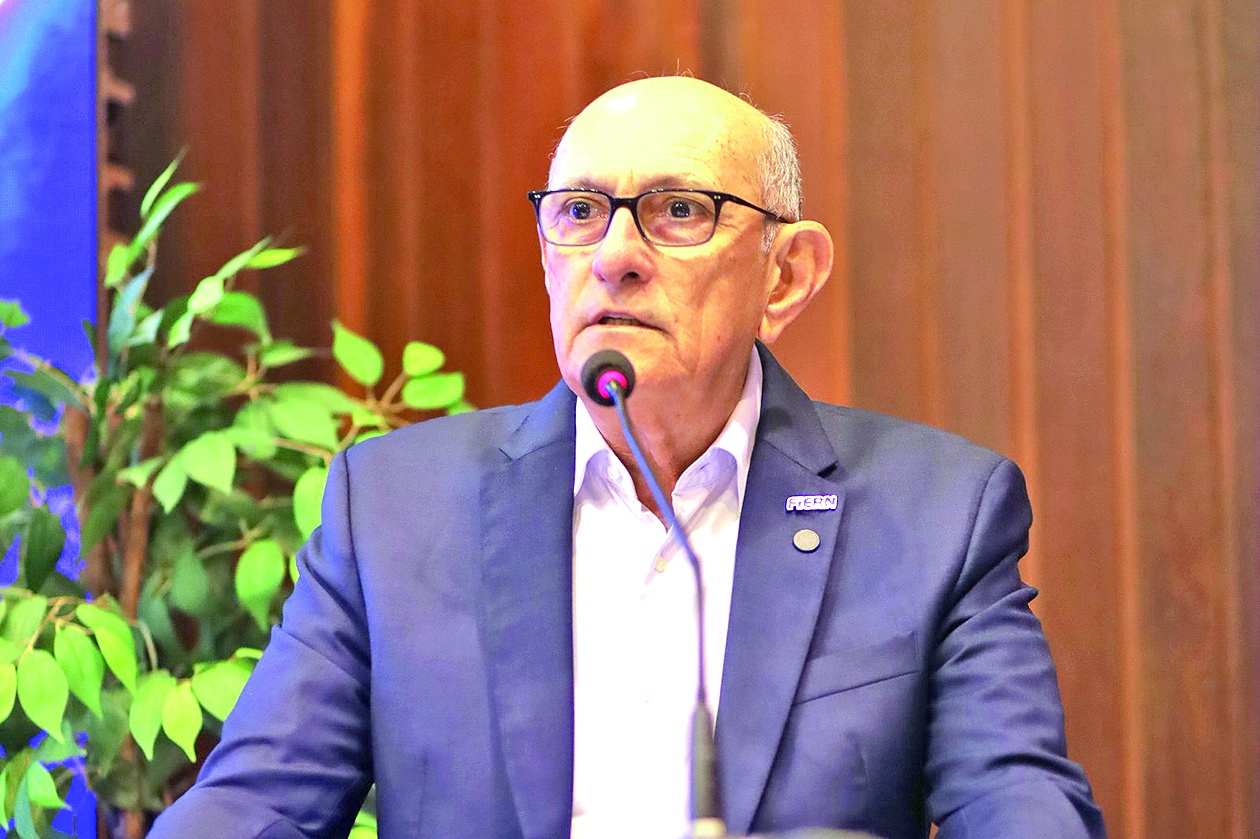 Roberto Serquiz, presidente da FIERN, fala ao microfone