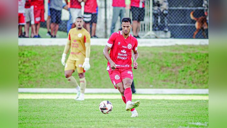 Rafael Jansen conduz a bola durante partida com uniforme do América de Natal