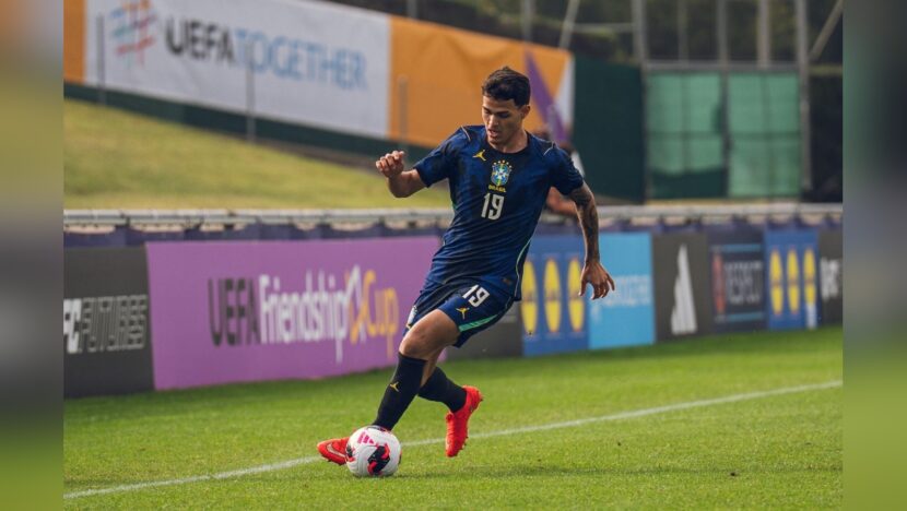 Lucas Emanuel conduz a bola com uniforme da Seleção Brasileira sub-17