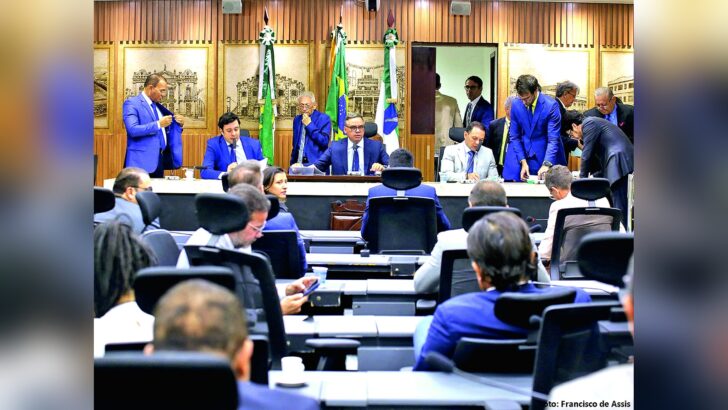 Vereadores reunidos no plenário da Câmara Municipal de Natal