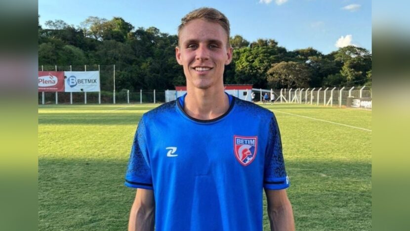 Fornazier no campo de futebol com uniforme de treino