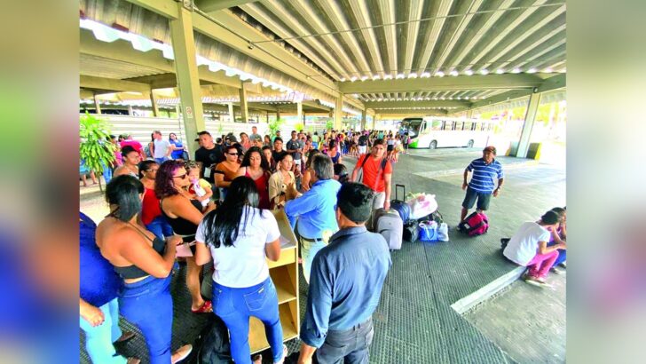 Passageiros aguardam atendimento para transporte gratuito no Terminal Rodoviário