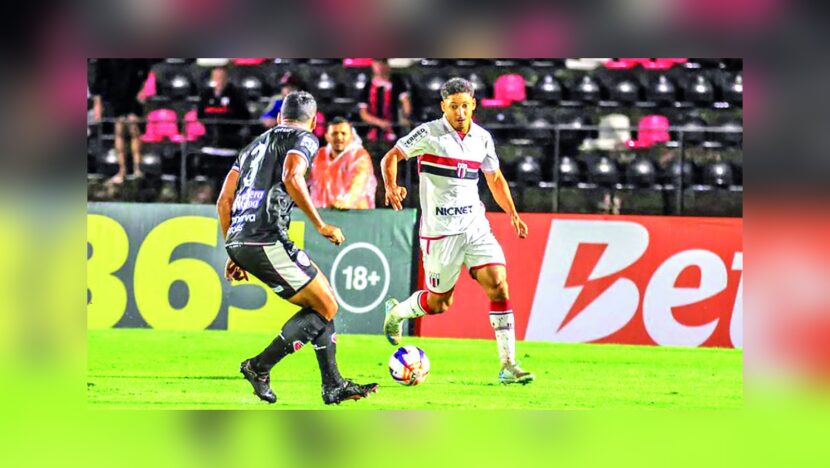 Márcio Maranhão conduz a bola com uniforme branco do Botafogo-SP durante partida