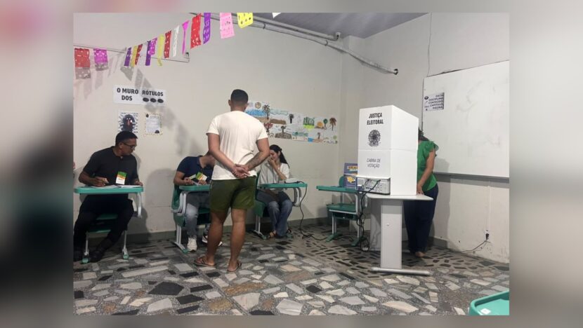 Eleitor aguarda atendimento de mesários em seção eleitoral