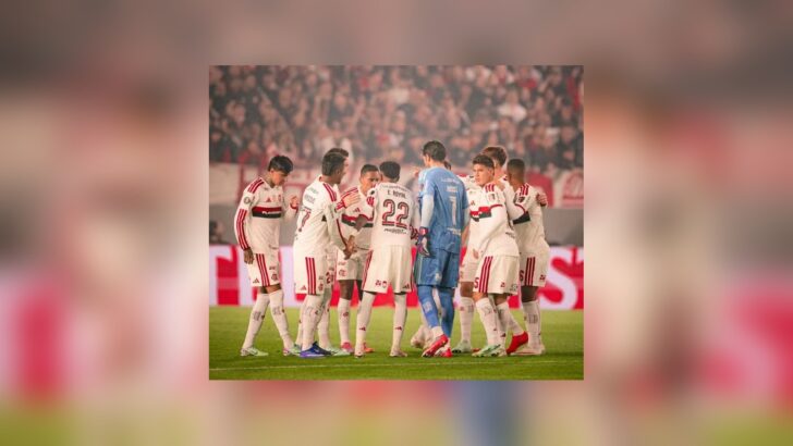 Jogadores do Flamengo reunidos em campo antes de partida do Brasileirão