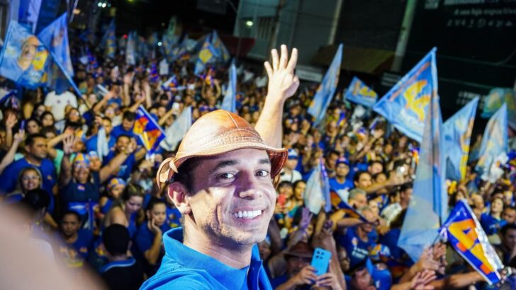 Allyson Bezerra, de chapéu, faz selfie com apoiadores de sua campanha