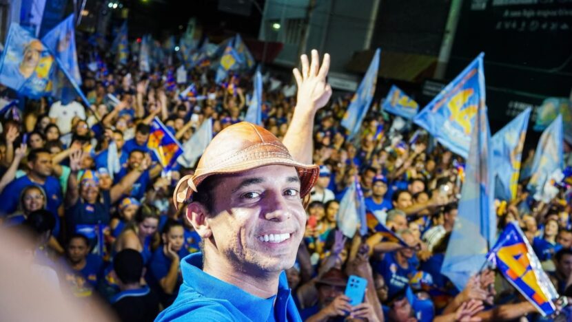Allyson Bezerra, de chapéu, faz selfie com apoiadores de sua campanha