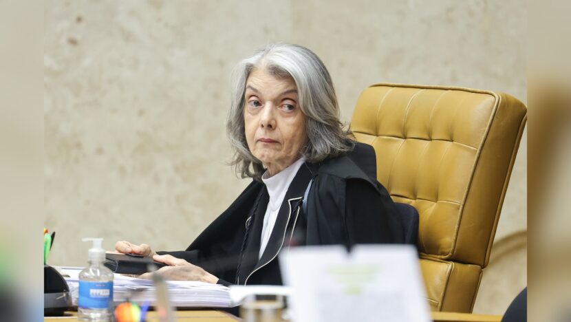 Ministra Cármen Lúcia sentada em cadeira durante sessão do Supremo Tribunal Federal