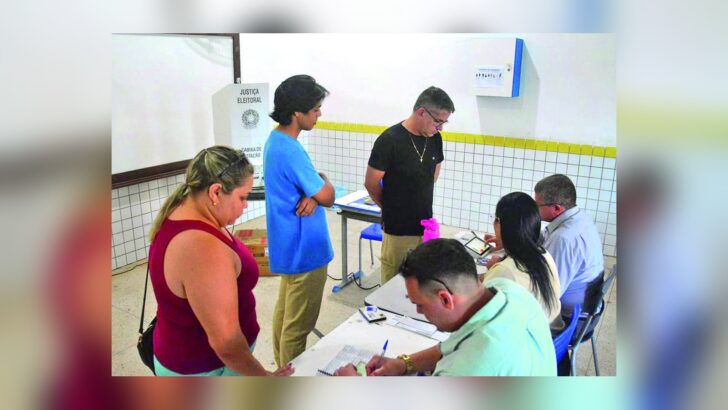 Eleitores e mesários em sala de votação no Rio Grande do Norte