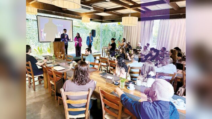 Participantes acompanham apresentação sobre inteligência artificial no HeadOffice Day em Natal