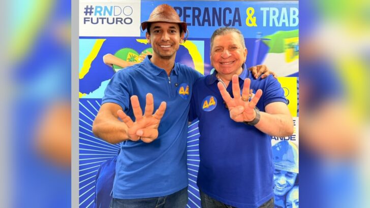 Luiz Almir e Allyson Bezerra posam juntos com as mãos levantadas