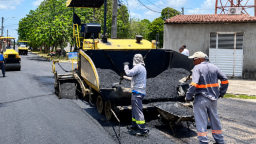 Trabalhadores aplicam asfalto em rua da Zona Norte de Natal