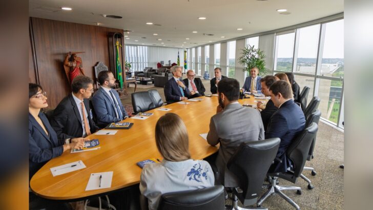 Ministros do TSE e representantes de plataformas digitais reunidos em torno de uma mesa