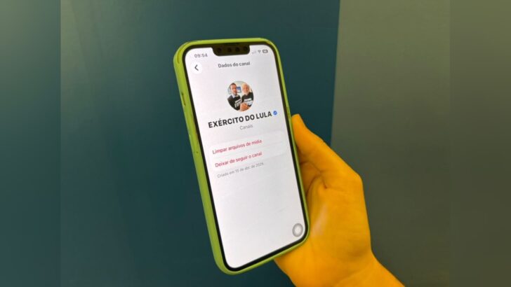 Tela de celular mostra o canal Exército do Lula no WhatsApp