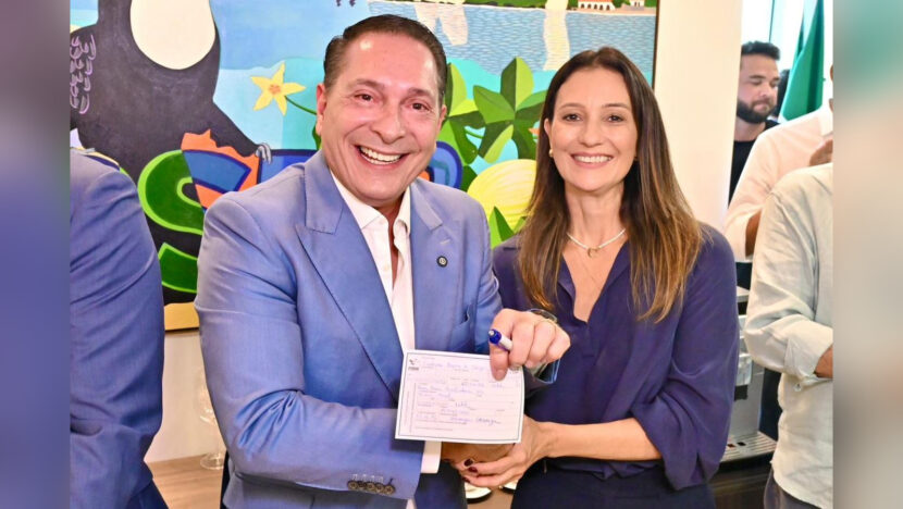 Ezequiel Ferreira e Cristiane Dantas, sorrindo, aparecem lado a lado em evento