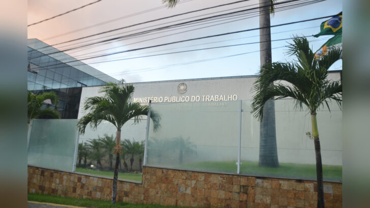Fachada da sede do Ministério Público do Trabalho no Rio Grande do Norte, com palmeiras em frente ao prédio