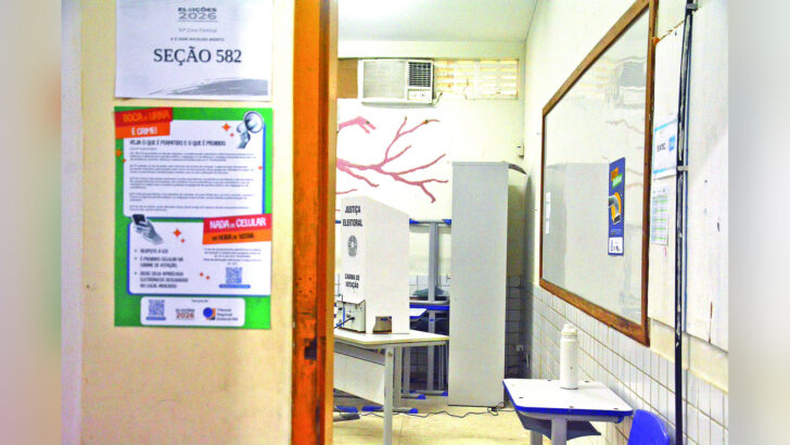 Entrada da seção eleitoral 582 na Escola Estadual Dom Nivaldo Monte, com cabine de votação ao fundo
