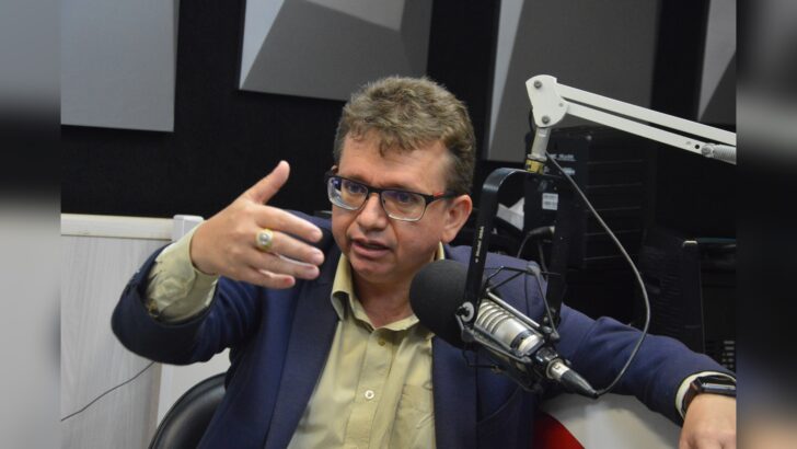 Herval Sampaio fala ao microfone durante entrevista